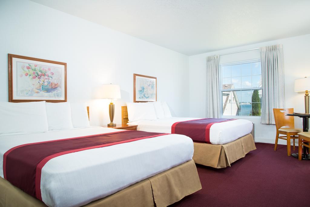 מקינאו סיטי Clearwater Lakeshore Motel חדר תמונה